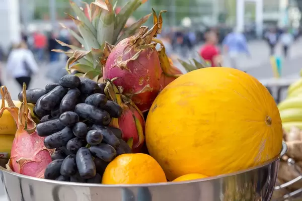 Exotischer Fruchtkorb mit Melone, auf eine Cocktailbar