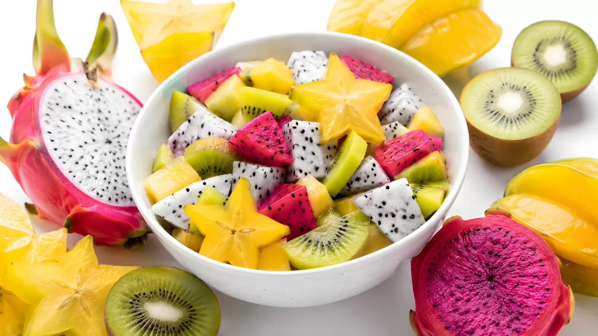 Exotischer Fruchtsalat mit Drachenfrucht und Kiwi