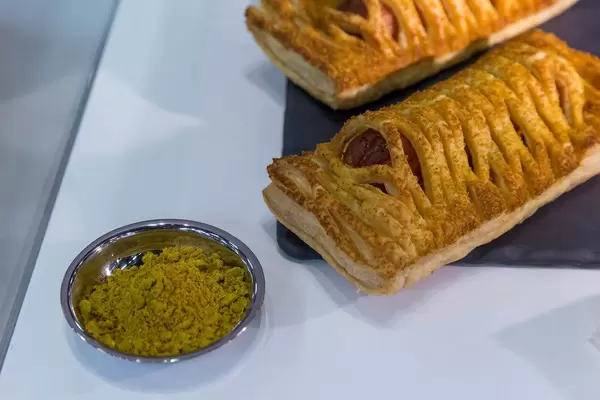 Exotisches Gebäck mit deutscher Currywurst im Teilchenmantel