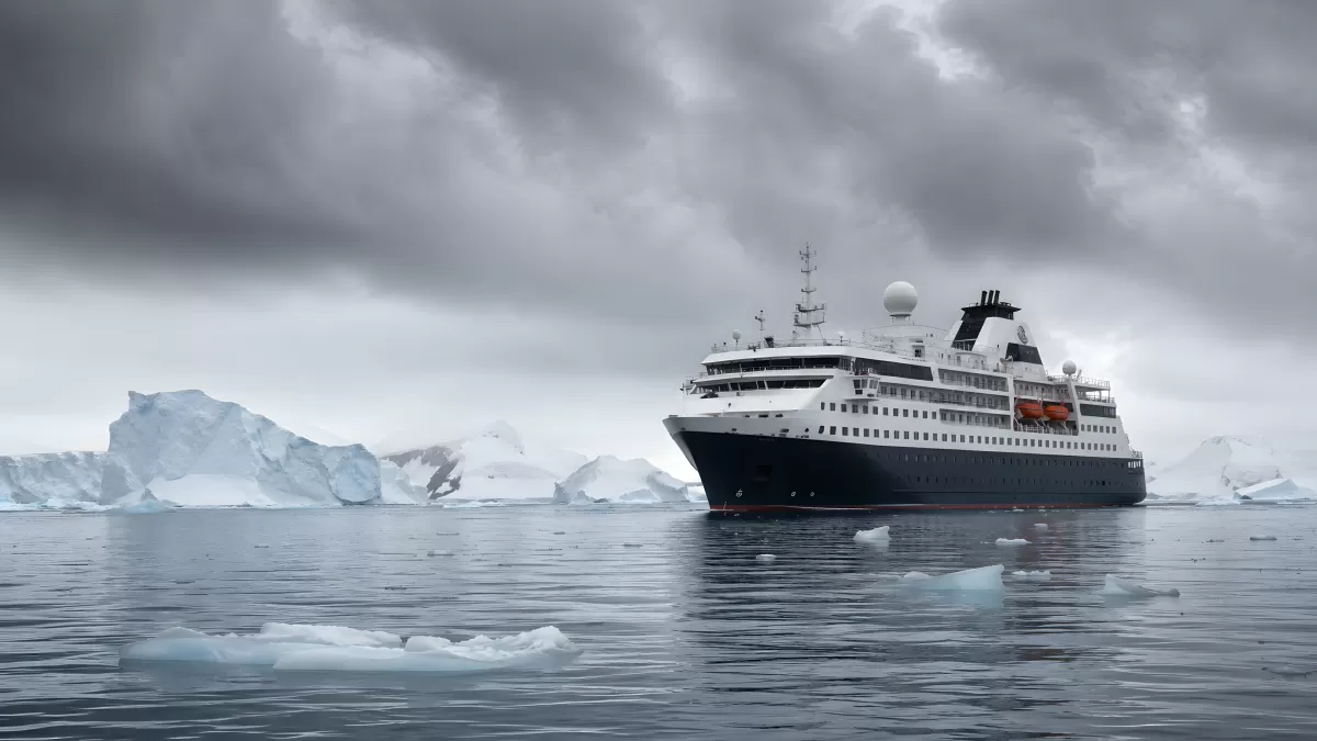 Expeditionsschiff zwischen Eisbergen im Polarmeer