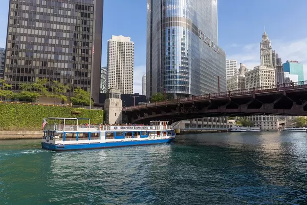 Exploring Downtown Chicago and its skyscrapers on a boat tour along the Chicago river on a sunny day