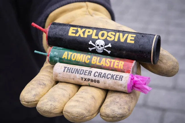 Explosive Knallkörper in der Hand