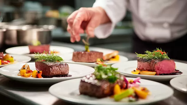 Exquisite Gourmet-Steak-Präsentation im Restaurant