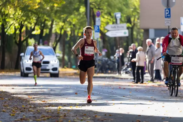 Fabianowski Dominik und Radfahrer - Köln Marathon 2017