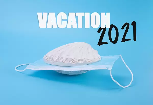 Face mask inside sea shell and Vacation 2021 text