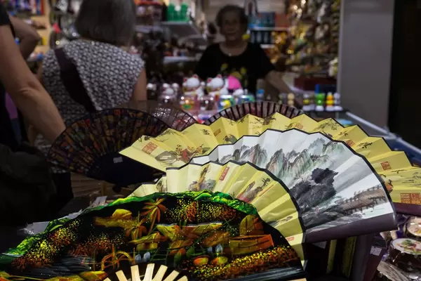 Fächer in einem Geschäft in Singapur
