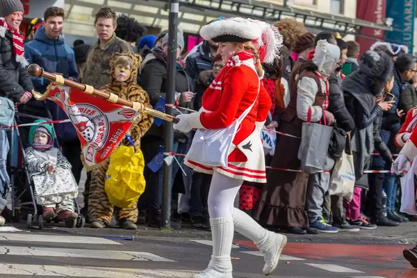 Fahnenträgerin der Roten Funken beim Rosenmontagszug - Kölner Karneval 2018
