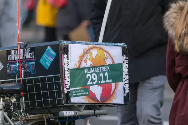 Fahrrad Gepäckträger mit Klimastreik 29.11 Plakat