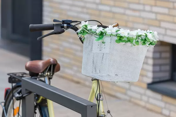 Dekoriertes Fahrrad mit bunter Blumenkette