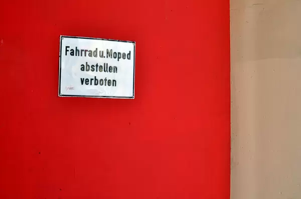 Fahrrad und Moped abstellen verboten