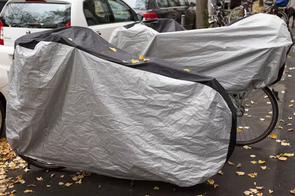 Fahrräder mit Regenverdeck
