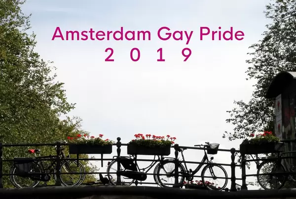 Fahrräder und Blumenkästen am Brückengelände unter dem Bildtext Amsterdam Gay Pride 2019