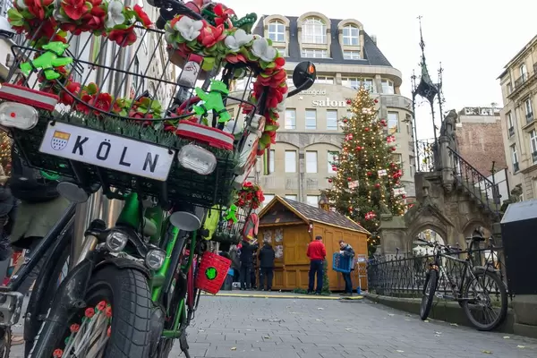 Fahrräder und der Weihnachtsmark am Kölner Dom im Hintergrund