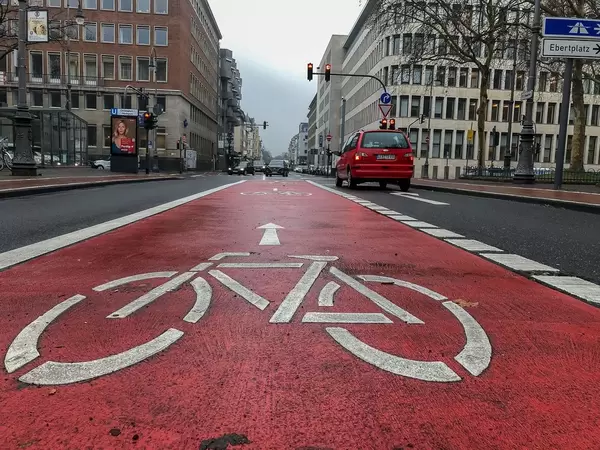 Fahrradweg am Theodor-Heuss-Ring neben Ebertplatz in Köln