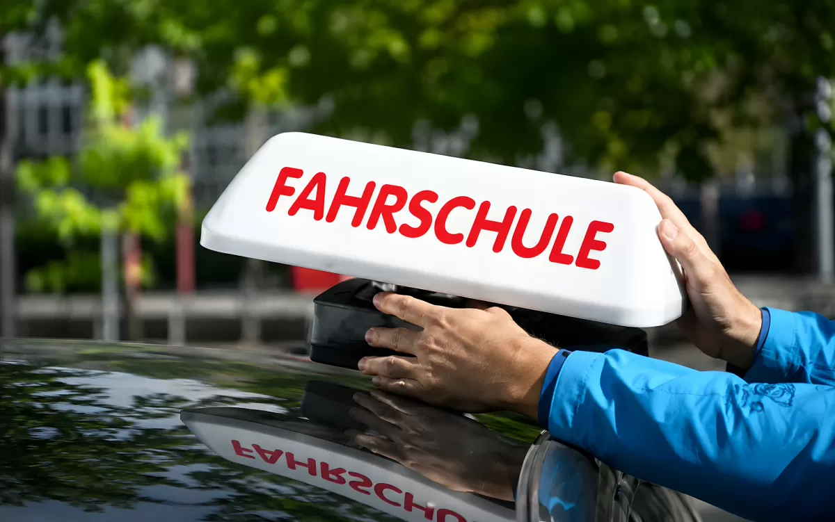 Fahrschule-Schild wird auf Autodach montiert