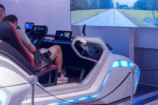 Fahrsimulation mit Cockpit und großem Bildschirm