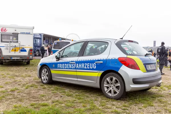 Fahrzeug mit "Friedensfahrzeug" Schrift als Polizeiauto verkleidet bei Querdenker-Demo in Köln