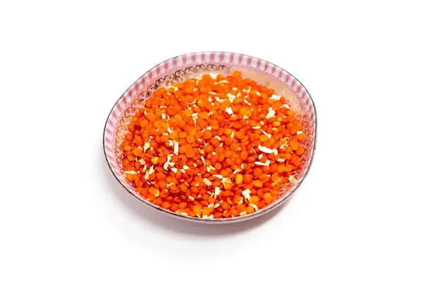 Fairtrade Linsenmischung mit Kokosnussraspeln "Kokos-Dahl-Linselei" von Davert in einer rosa-goldenen Schale auf weißem Hintergrund