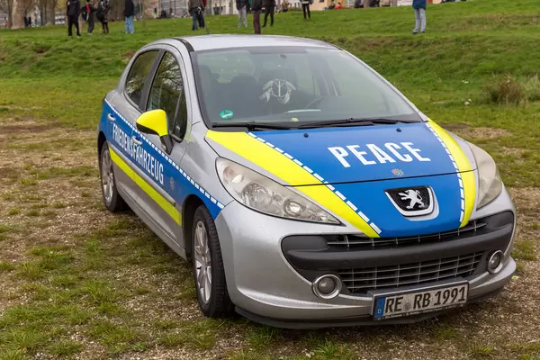 Fake-Streifenwagen mit Schrift "Friedensfahrzeug - Peace" bei der Anti-Corona-Demo am 11.11. in Köln