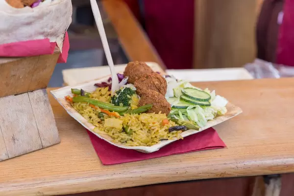 Falafel mit Curryreis, Gurke, Salat und Kohl