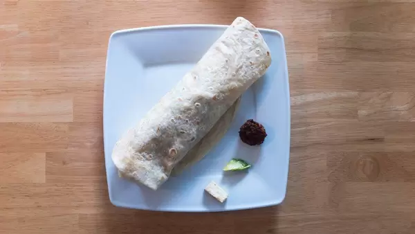 Falafel Wrap mit Avocado und Schafskäse