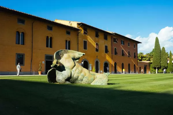 Fallen angel on the Piazza dei Miracoli / Gefallene Engel auf dem Platz der Wunder