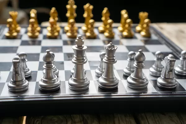 Faltbares Magnetisches Schachbrett mit magnetischen Figuren in Silber und Gold in der Anfangsstellung Nahaufnahme