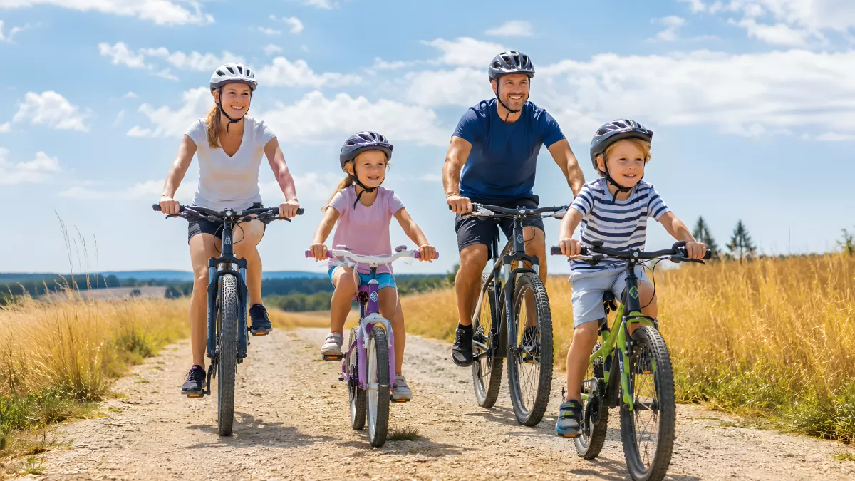 Familie fährt gemeinsam Fahrrad auf Feldweg — Bild kostenlos herunterladen