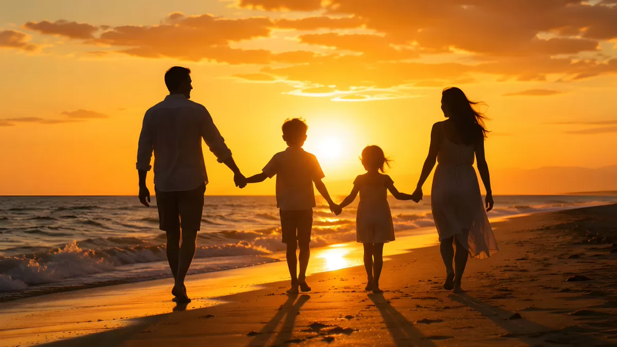 Familie hält Händchen beim Strandspaziergang im Sonnenuntergang