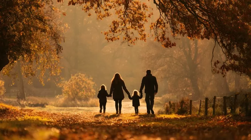 Familie spaziert gemeinsam durch herbstlichen Park