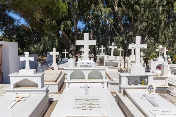 Familiengrab mit Kreuz und Namen der begrabenen Familienmitglieder. Friedhof Agios Charalampos