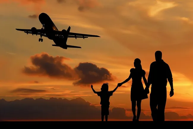 Familienmitglieder verabschieden Flugzeug bei Sonnenuntergang