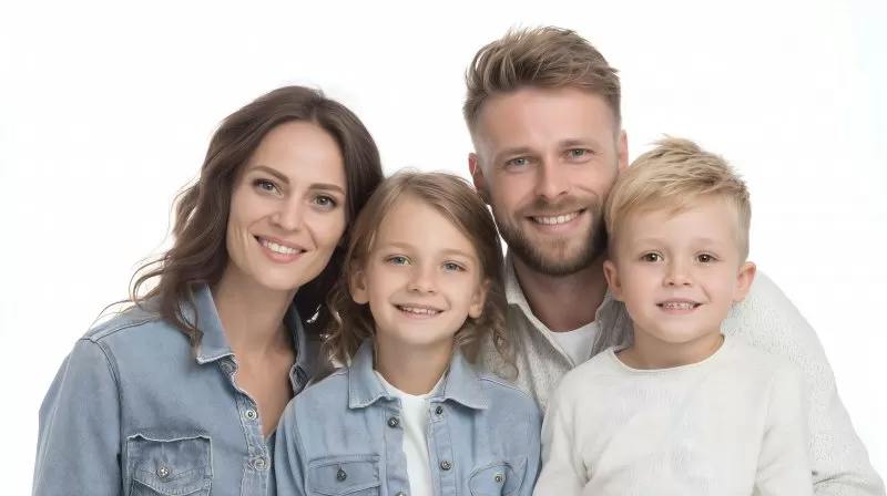 Familienporträt vor weißem Hintergrund im Studio