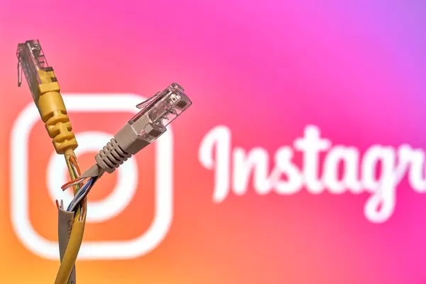 Famous social media Instagram global down