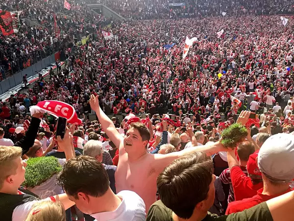 Fan mit Rasen und Platzsturm im RheinEnergie-Stadion am 20.05.2017