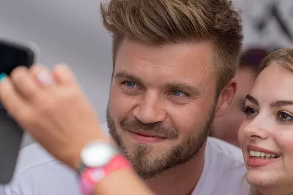 Fan schießt Selfie mit Dennis Mörschel