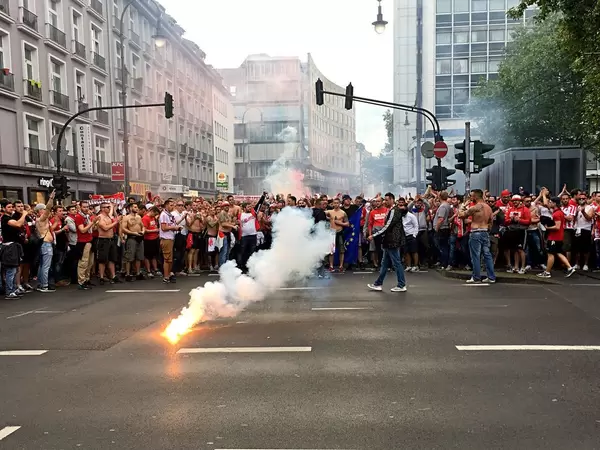 Fans des 1. FC Köln feiern mit Pyrotechnik den Einzug in die Euro League am Rudolfplatz (20.05.2017)