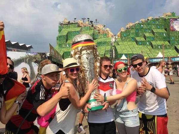 Fans feiern Fußball-WM-Sieg - Musikfestival Tomorrowland 2014