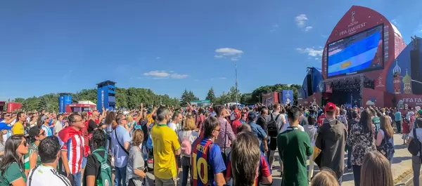 Fans schauen Fußball beim Fan Fest in Moskau