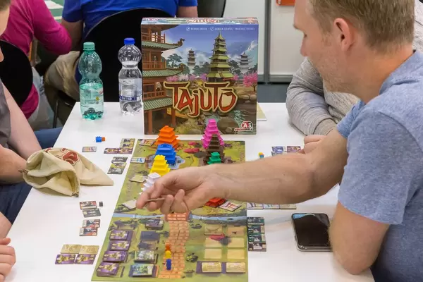 Fans spielen Tajuto auf der Essener Spiele Messe