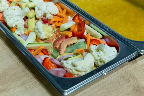 Farbenfrohe Beilagen für ein vegetarisches Mittagessen