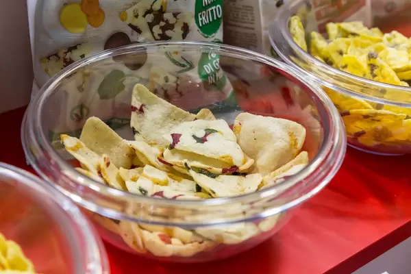 Farbenfrohe, dreieckige vegan Chips von Fiorentini, nicht frittiert