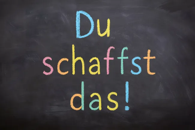 Farbenfrohe Kreidebotschaft auf Tafel