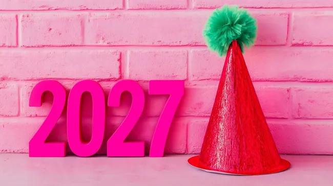 Farbenfrohe Neujahrsfeier mit Partyaccessoire