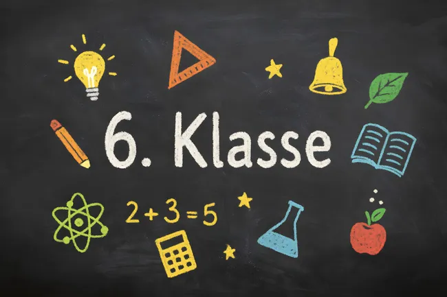 Farbenfrohe Schulkreidetafel mit Bildungssymbolen