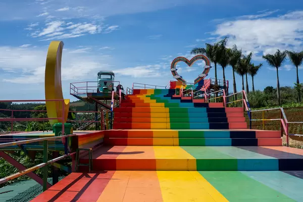 Farbenfrohe Treppen führen zu einem großen Herz mit anderen Fotostellen auf dem Weg am Me Linh Coffee Garden in Da Lat, Vietnam