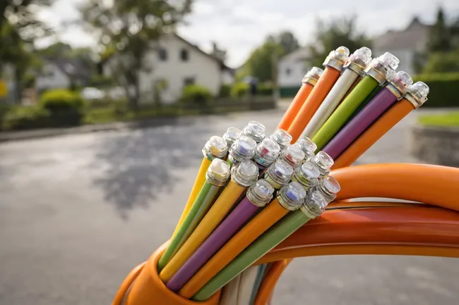 Farbenfroher Bleistiftbündel auf Straße