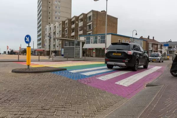 Farbenfroher Zebrastreifen in Regenbogenfarben in Zandvoort, Niederlande