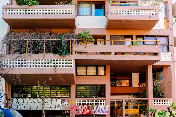 Farbenfrohes, griechisches Gebäude, mit Graffiti, in den Straßen von Athen