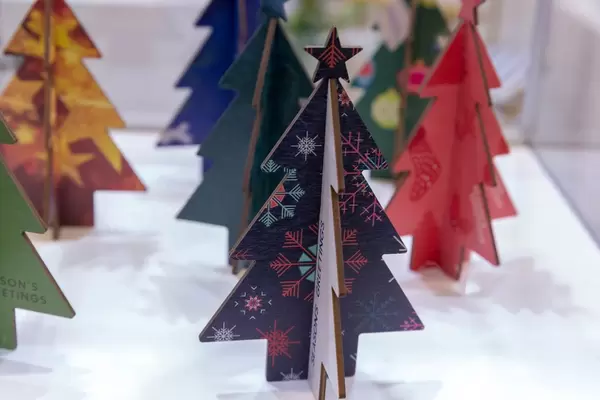 Farbige Christbäume mit Glückwünschen